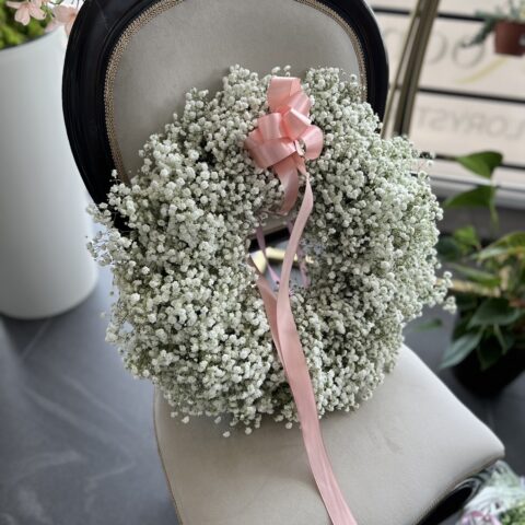 Wianek z białą gipsówką 60 cm