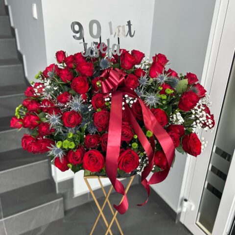 Kosz z 90 róż